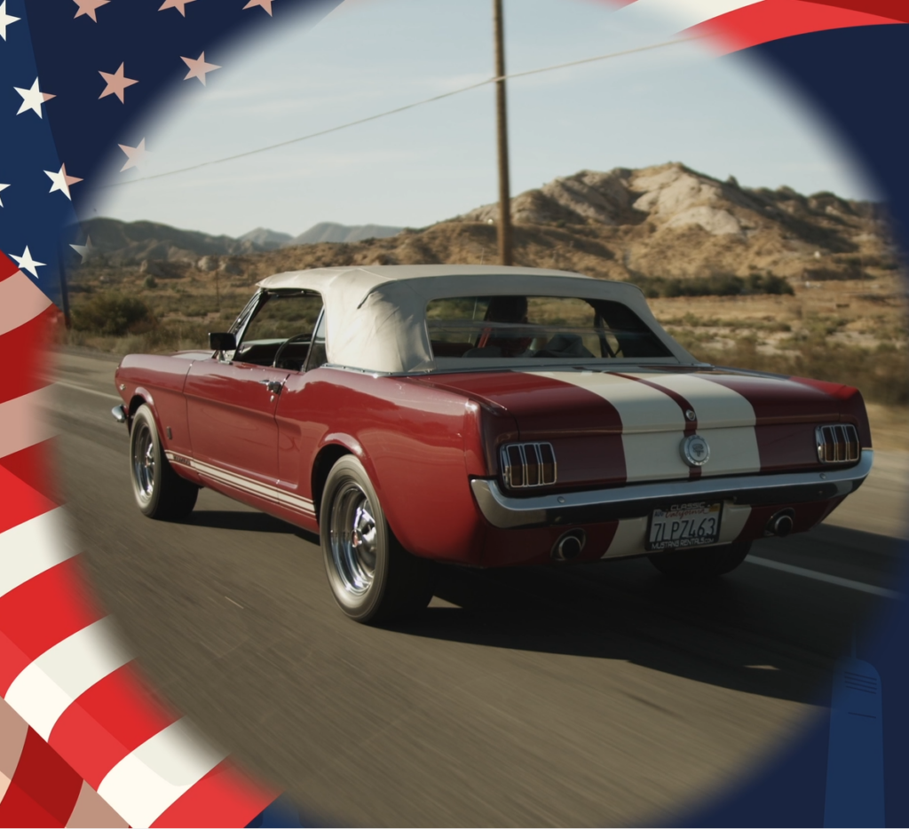 Sprowadzenie samochodów z USA – oferta 4mywheels. Kadr z filmu promocyjnego, przedstawiający klasyczny samochód na amerykańskiej autostradzie.