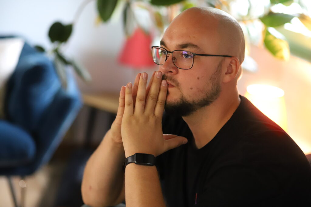 Założyciel i operator DXM Studio – profesjonalista przy pracy