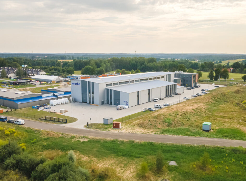 Widok z drona na nowoczesny obiekt przemysłowy – zdjęcie wykonane dla klienta.