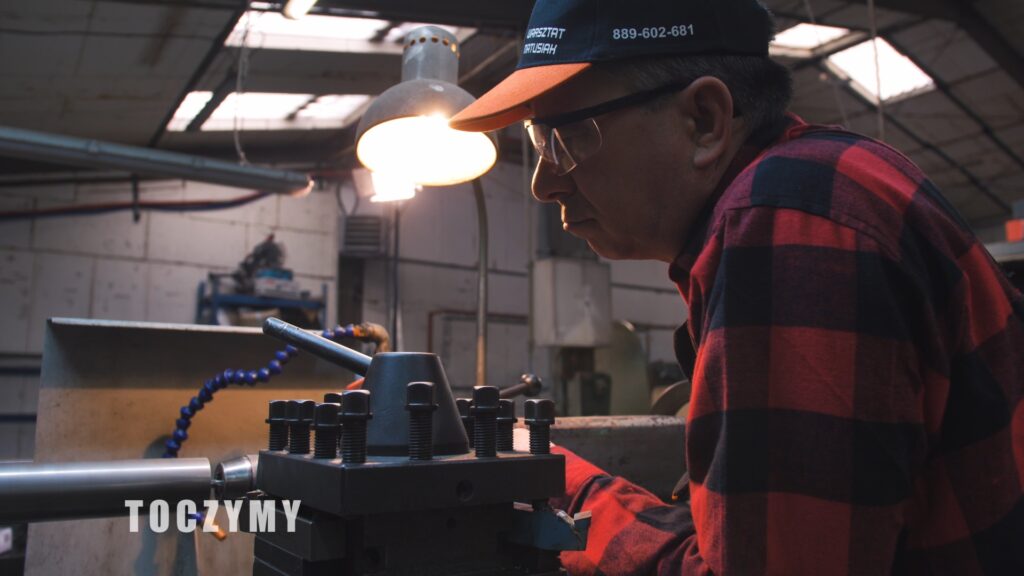 Filmowanie promocyjne warsztatu Matusiak – praca w warsztacie z wykorzystaniem nowoczesnych narzędzi.