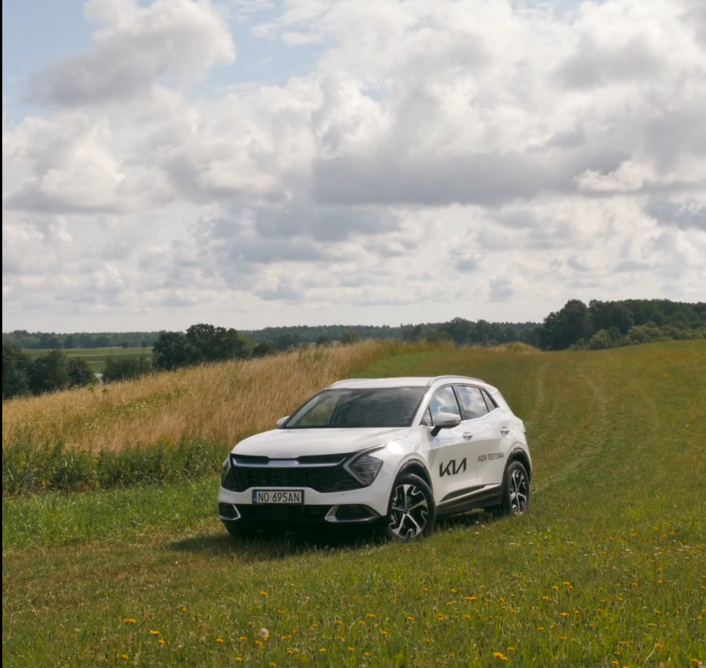 Kia Sportage na tle malowniczej scenerii – kadr z rolki promocyjnej wykonanej przez DXM Studio
